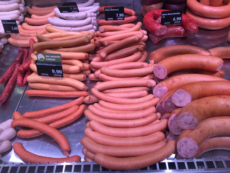 charcuterie-CALLIAN-min_sausages_meat_butchery-1069321